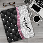 Chic gigfaux Silver glitter svart rosa monogram Musmatta<br><div class="desc">Lägg till ett pekfinger av glitter och glam på ditt hemkontor eller i ditt rum med elegantens personlig-musknapp. Den här chicen har en elegant giftig faux silver och rosa glitter och rhinestoner som har svart designer. För att göra det speciellt i extra är det också monogrammat och personlig med namn...</div>