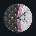 Chic gigfaux Silver glitter svart rosa monogram Rund Klocka<br><div class="desc">Det här trendiget är enkelt att anpassa, chic--slussformar med elegant-faux-silver och rosa-glitter och nosoner som sliter ihop med svart tuff design. Det gör perfekten söt 16-årsjubileum, bröllop, möhippa, årsdag, babydusch eller bachelorette-fest för någon som glam lyxen och chic stilar i kärlek. Visa av stil och uppgradera din väggdekoration med den...</div>