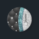 Chic gigfaux Silver glitter svart teal monogram Magnet<br><div class="desc">En coola giftig faux silver teal turquise aqua glitter och noshörningar som har svart tuff design. Elegant Glitter Monogram magnet. Anpassa den med namn, monogram eller annan önskad text. Det här gör en underbar söt 16-årsdag, bröllop, möhippa, årsdag, babydusch eller bachelorette-festgåva till vänner eller familj. Vare sig det gäller valentines...</div>
