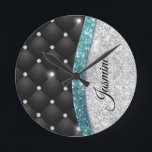Chic gigfaux Silver glitter svart teal monogram Rund Klocka<br><div class="desc">Det här trendiget är enkelt att anpassa, chicen som tar bort Luxury Wall Clock-konstruktionen med elegant gifaux silver teal turquise aqua glitter och rinestoner som har svart tufft design. Det gör perfekten söt 16-årsjubileum, bröllop, möhippa, årsdag, babydusch eller bachelorette-fest för någon som glam lyxen och chic stilar i kärlek. Visa...</div>