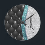 Chic gigfaux Silver glitter svart teal monogram Rund Klocka<br><div class="desc">Det här trendiget är enkelt att anpassa, chicen som tar bort Luxury Wall Clock-konstruktionen med elegant gifaux silver teal turquise aqua glitter och rinestoner som har svart tufft design. Det gör perfekten söt 16-årsjubileum, bröllop, möhippa, årsdag, babydusch eller bachelorette-fest för någon som glam lyxen och chic stilar i kärlek. Visa...</div>