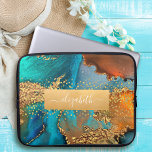 Chic glam vattenfärgsmarble guld turquise orange laptop fodral<br><div class="desc">Ett glatt, faux-guld-band med din manustypografi namn täcker över en rik, guld-vektad, turkosblått och gult orange vattenfärgsbakgrund på eleganten, trendiget, gigly, eget namn neoprene laptop sleeve. Gör en roligt och snyggt påstående varje gång du användor den. Laptop sleeve finns i tre storlekar: 15, 13 och 10 tum. En underbar gåva...</div>