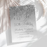 Chic Glitter Drip Silver 50:e födelsedagen Inbjudningar<br><div class="desc">Det här trendigets 50-årsinbjudan har en glatt silver faux glitter drop gräns och blå ombre-bakgrund. Ord "50:e födelsedagen" och hedersgästens namn visas i handskriftsskriptet silver grått,  med resten av anpassadet i sans serif font. Samma droppdesign i silver glitter visas på baksidan.</div>
