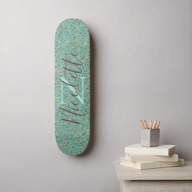 Chic Glittery Feathers Monogram Skateboard (Väggkonst)