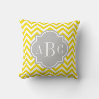 Chic grått och gult chevron quatrefoil mönster kudde
