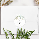 Chic Grey Bröllop monogram kuvertförsegling/fördel Runt Klistermärke<br><div class="desc">Lägg till en elegant i bröllop-kuverten och/eller bröllopsfavörer med den här eleganten gienery monogram-etikettdekal. Snyggt, men minimal och enkel design med delikat vattenfärg Eucalyptus greer y grenar med löv som visar initialer på paret och en extra-textrad, perfekt för ett datum eller kort-meddelande som "tack för att du kom" för favoriter....</div>