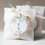 Chic Grey Monogram Wedding Favor Runt Klistermärke<br><div class="desc">Lägg till en elegant i dina bröllopsfavoriter med den här eleganten gienery monogram-etikettdekal. Snyggt men minimal och enkel design med delikat vattenfärg Eucalyptus greer grenar med löv som visar initialer på paret och en extra textrad, perfekt för ett datum eller kort meddelande. En del av vår "Minimal och Gracval Eucalyptus...</div>