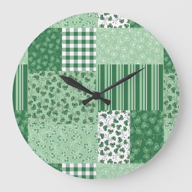 Chic Grönt Shamrocks Faux Patchwork Wall Clock Stor Klocka (Framsida)