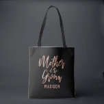 Chic Guld Modern Mor i Groom Monogram Tygkasse<br><div class="desc">Modern typografi och Anpassadets bakgrund Färg i Guld i chic! Välj valfri anpassningsbar färg genom att klicka på länken "anpassa ytterligare" under textanpassningsområdena. Rulla ned på högerna av redigeraren förbi texten och bilder och plocka från färger eller ange färg-koden för anpassningsbar! Snyggt Bröllop Monogram Tote bags, med trendiget handskrivet skript!...</div>