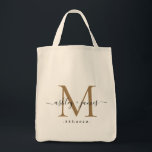 Chic Guld Monogram-skript Namn Bröllop Tygkasse<br><div class="desc">Chic, modern guld monogrammerad toteväska med namn och år i svart elegant med skript som kalligrafi med guld monogram. Lägg bara till namn, monogram och år under. Snyggtens utformning och perfektens gåva till gästerna i bröllop till det nyfödda paret. Kontakta oss på happydolphinstudio@outlook.com om du behöver hjälp eller matchande produkter....</div>