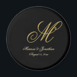 Chic Guld Monogram-skript, svart Bröllop Magnet<br><div class="desc">Med den här eleganten är bröllop magnet med svart anpassningsbar i monogram, vilket gör att du kan lägga till klass i dina favoritgåvor. Chicens designmall innehåller gruppens inledande monogram för efternamn tillsammans med bridens och gruppens första namn- och bröllop-datum i faux guld för att anpassa sig. Kolla in vår I...</div>