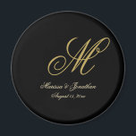 Chic Guld Monogram-skript, svart Bröllop Magnet<br><div class="desc">Med den här eleganten är bröllop magnet med svart anpassningsbar i monogram, vilket gör att du kan lägga till klass i dina favoritgåvor. Chicens designmall innehåller gruppens inledande monogram för efternamn tillsammans med bridens och gruppens första namn- och bröllop-datum i faux guld för att anpassa sig. Kolla in vår I...</div>
