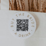 Chic Guld Typografi Köp en QR-kod för dryck Knapp<br><div class="desc">Den här chic guld-typografin köper en brud QR-kodstift som är perfekt för en enkel bachelorettfest eller möhippa. Den enkla designen har klassiskt minimalistiskt guld och vit typografi med en rustik boho-känsla. Anpassade i alla färg.</div>