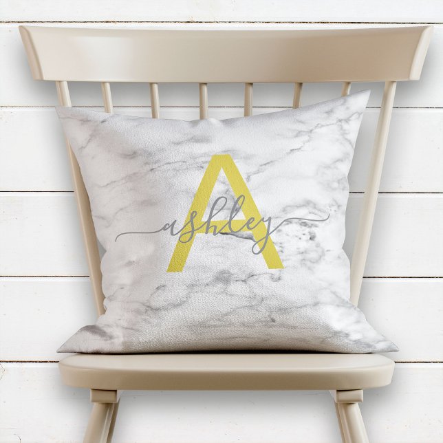 Chic Gult & Grått Marble Namn Monogram Kudde (Skapare uppladdad)