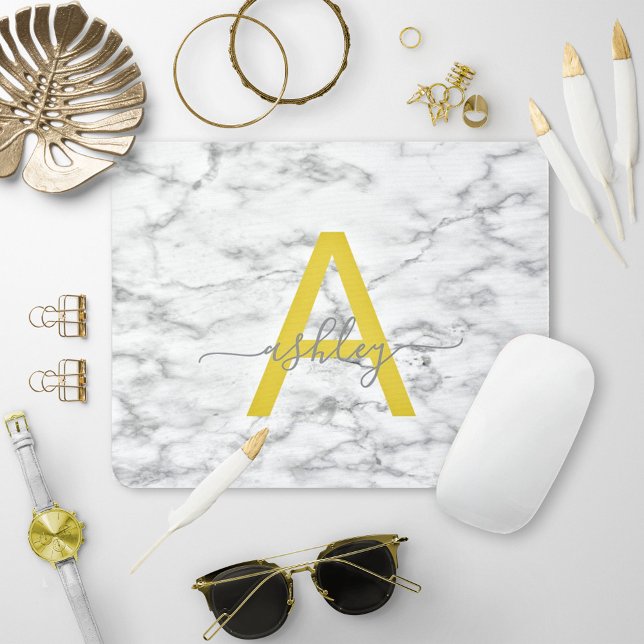 Chic Gult Grått White Marble Script Namn Monogram Musmatta (Skapare uppladdad)