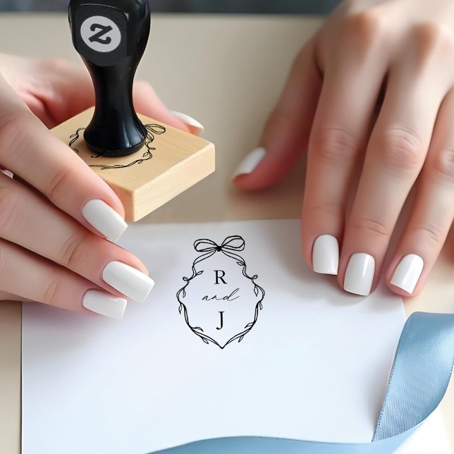 Chic Hand plockade Bow & Ribbon Monogram Vapensköl Stämpel (Chic Hand Drawn Bow & Ribbon Monogram Crest Rubber Stamp)
