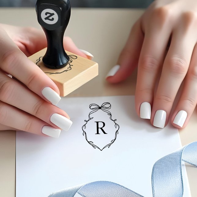 Chic Hand plockade Bow & Ribbon Monogram Vapensköl Stämpel (Chic Hand Drawn Bow & Ribbon Monogram Crest Rubber Stamp)