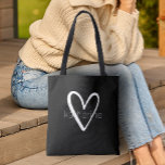 Chic Heart Personlig Black Tygkasse<br><div class="desc">Den svarta tote-påsen är personlig med ditt namn i ett vanligt teckensnitt över ett stort vitt hjärta. Perfekt för dig själv,  för dina brudar,  bok klubb,  studenten-gåva,  födelsedagspresent,  lärargåva eller tillfälle. MER färg i vår affär.</div>