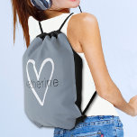 Chic Heart Personlig Dusty Blue Gympapåse<br><div class="desc">Den här dammiga,  blå,  ljusa dragsträngspåsen är personlig med ditt namn i ett vanligt teckensnitt över ett stort vitt hjärta. Perfekt för dig själv,  för dina brudar,  bok klubb,  studenten-gåva,  födelsedagspresent,  lärargåva eller tillfälle. MER färg och föremål i vår butik.</div>