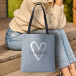 Chic Heart Personlig Dusty Blue Tygkasse<br><div class="desc">Den här dammiga blå totepåsen är personlig med ditt namn i ett vanligt teckensnitt över ett stort vitt hjärta. Perfekt för dig själv,  för dina brudar,  bok klubb,  studenten-gåva,  födelsedagspresent,  lärargåva eller tillfälle. MER färg i vår affär.</div>