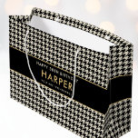 Chic Houndstooth Birthday a 30th Benwhite<br><div class="desc">Höj din gåva ge och lägg till lite elegans med den här klassiska tryckpresentpåsen. En chic som innehåller ikonen Houndstooth mönster och personlig med mottagarens namn, födelsedagsålder och en anpassningsbar. Den här mallen för snyggt har fullständig anpassade och kan anpassas för olika firande, inklusive födelsedagar, årsdagar, Mors dag, helgdagar och...</div>