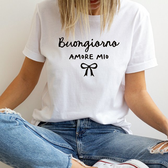 Chic italienska Bow Coquette | Buongiorno Amore Mi T Shirt (Skapare uppladdad)