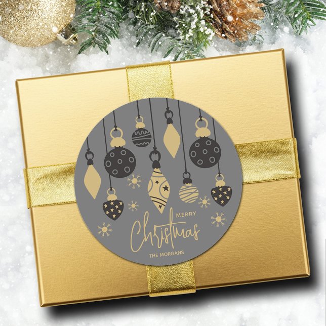 Chic julprydnader på Grått Runt Klistermärke (Chic black and gold Christmas tree ornaments on grey round 3" sticker (1-1/2" available, too))