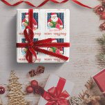 Chic jultomten under snö med gåvor presentpapper<br><div class="desc">Just den här eleganten som omger pappra kännetecken är en vacker originalillustration av Jultomten som överför gåvor under snö. Meddelandet god jul är vackert skrivet med kalligrafiskt teckensnitt. Avsändarens namn är anpassade. Färg: Röda och guld.</div>