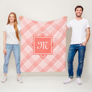 Chic koral med modernt diagonalt monogram fleecefilt