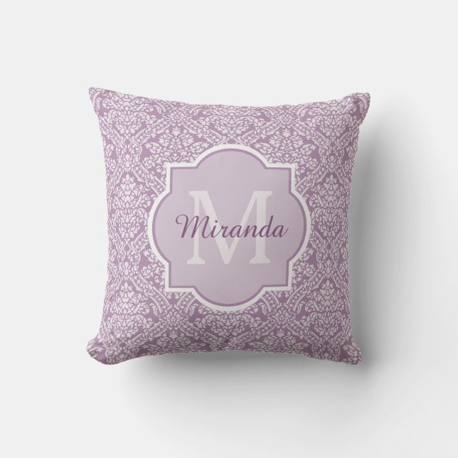 Chic Lavender Lila Damask Monogram med Namn Kudde (Framsida)