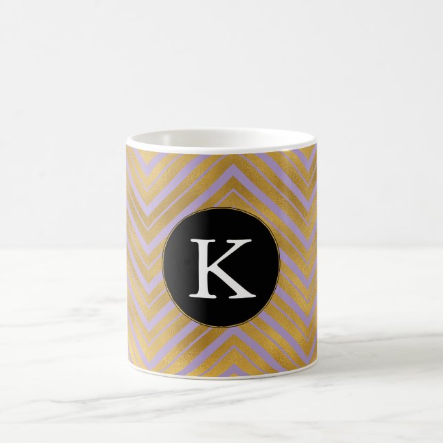 Chic Lavender Lila Guld Chevron Monogram Kaffemugg (Center)