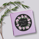 Chic Lila Magnolia Blommigt Vattenfärg Bröllop Runt Klistermärke<br><div class="desc">Elegantens vattenfärgsdesign med en cirkel av lila magnolia blommar och löv på en svart bakgrund med namn i chic. Ändra den svarta bakgrunden till valfri färg för att matcha bröllop-temat. MATCHNING-objekt i vår samling.l</div>