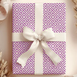 Chic Lila & White Grekiska Nyckel Maze Presentpapper<br><div class="desc">Höj din presenttid ge med den här chicen och den moderna pappra inslagningen med en lila och vit grekisk nyckel-labyrint i mönster. Den invecklade designen ger en aning sofistikering och intriger, perfekt för särskilda tillfällen, bröllop eller firande där du vill att dina presenter ska stå ut. Denna mångsidiga pappra förpackning...</div>
