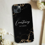 Chic Marble Black & Guld Glitter Monogrammed Namn<br><div class="desc">Chic iPhone 13 fodral med svart och guld marmorbakgrund och elegant calligraphy typsnitt för ditt namn eller initialer. Det mobila höljet innehåller utrymme för att lägga till ditt namn eller monogram. Du kan till och med lägga till din logotyp om du användor det här telefonfodralet för ditt företag. Den här...</div>