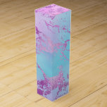 Chic Marble | Glam Violet Lila Blue Ombre Presentask För Vinflaska<br><div class="desc">Roligt, giftig vattenfärgsmarmor i en vågad årtusenårig rosa, turkosblått och en rik violett lila enmajsininspirerad ombre palett. Den feminina handmålade övertoningen lägger till perfekten pop of färg. Från samlingen "Modern Watercolor Marbles" har den här designen abstrakt-vätskeströmmar som skapar en coola mönster som accentueras av ventiler från glitter för att skapa...</div>