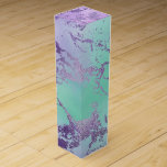 Chic Marble | Lavender Lila och Mint Grönt Presentask För Vinflaska<br><div class="desc">Vattenfärgad övertoning i trendig i en pulserande färgstark turkosblå, myntfärgad grönt och lavender lila sjöjungfru-inspirerad, ombre-palett. Den feminina handmålade övertoningen lägger till perfekten pop of färg. Från samlingen "Modern Watercolor Marbles" har den här designen abstrakt-vätskeströmmar som skapar en coola mönster som accentueras av ventiler från glitter för att skapa struktur....</div>