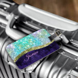 Chic Mardescent lila blue faux glitter monogram Bagagebricka<br><div class="desc">Söt chic och elegant girly silver och iridescent faux glitter i unicorn, regnbåge, teal, aqua, lila blue färg design för trendsättaren för trendavundsjuka och konsthungande höftled. Denna sofistikerade snyggt skulle vara underbar för flickor som har klassisk och sparsam design. Visa upp din personliga stil, se modern ut, trendig och känn...</div>