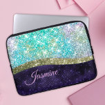 Chic Mardescent lila blue faux glitter monogram Laptop Fodral<br><div class="desc">Söt chic och elegant gigligt silver och mardescent faux glitter i enmajs, regnbåge, teal, akvarium, lila blue för att skapa en speciell unik snyggt Laptop sleeve. Lägg till lite stil till ditt kontor, skrivbord eller personliga utrymme med ett eget namn och ett monogram för Chic och snyggt Laptop sleeve. Anpassa...</div>
