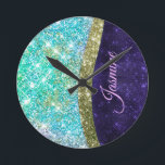 Chic Mardescent lila blue faux glitter monogram Rund Klocka<br><div class="desc">Chic av Luxury Wall Clock-konstruktionen med elegant girly silver och iridescent faux glitter i Unicorn, regnbåge, teal, aqua, lila blue färg. Det gör perfekten söt 16-årsjubileum, bröllop, möhippa, årsdag, babydusch eller bachelorette-fest för någon som glam lyxen och chic stilar i kärlek. Visa av stil och uppgradera din väggdekoration med den...</div>