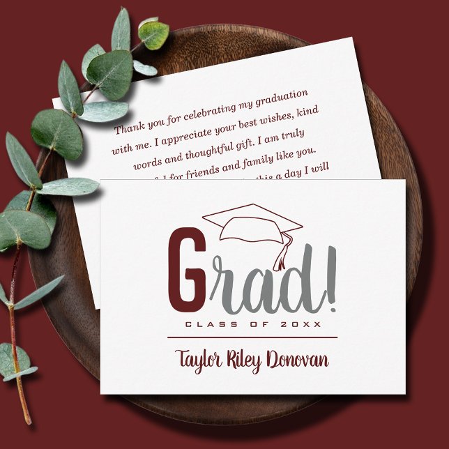 Chic Maroon Grad Cap Studenten Anteckningskort (Maroon and gray grad cap graduation flat note cards with name on front, your message on the back)