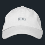 Chic med påfallande broderad Kung White-Hat Keps<br><div class="desc">Med den ikoniska "Kung"-texten ger den här broderade vita bomullslockan ett smidigt och bekvämt alternativ för vardaglig bära. Det inställbara bandet säkerställer en perfekt som är lämplig för heldagars komfort.</div>