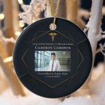 Chic Medical School Studenten Photo jul Julgransprydnad Keramik<br><div class="desc">Den här chicen är den svarta medicinska skolans studenten julprydnad med en svart och guld-geometrisk hexagondesign med en elegant medicinsk kadue ovanför ett foto av student. Modern fotograf firande som fångade i öga var en nyckelgåva till en ny doktor eller sjuksköterska 2025.</div>