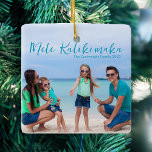 Chic Mele Kalikimaka Family Beach Vacation Photo Julgransprydnad Keramik<br><div class="desc">Chic anpassade strandfamiljs fotojulprydnad med ditt favorittropiska foto i sol. Lägg till ett foto av ditt favoritminne från din ö-semester till kusten på framsidan och en på baksidan. En vacker prydnadsgåva vid kusten med söt blått skript över bild.</div>