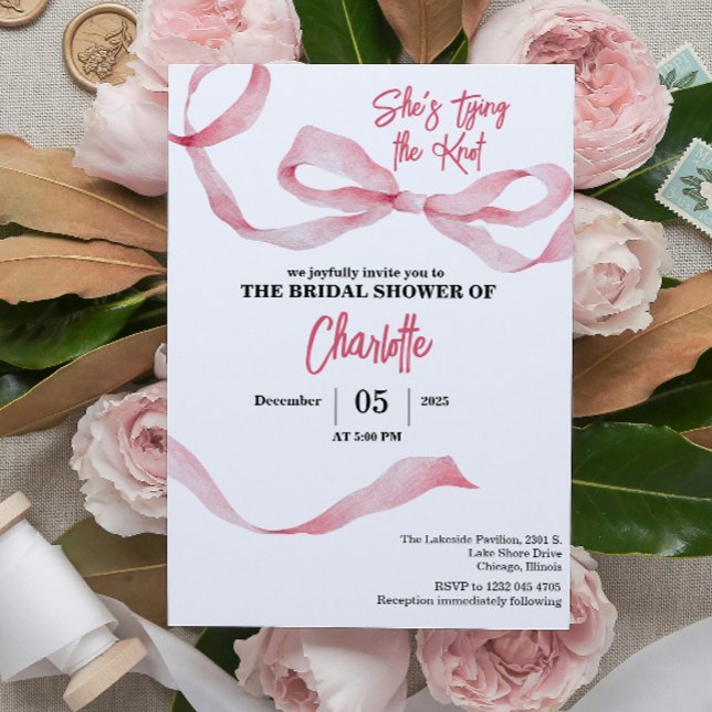 Chic Minimal Hon ska knyta knuten Bridal Shower Inbjudningar (she's tying the knot pink bridal shower elegant minimal feminine typography whimsical simple)