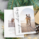 Chic Minimalist Calligraphy Arch God jul Julkort<br><div class="desc">Hämta magin i dina stunder med vårt fotojulkort. Med ett fotoöverlägg på anpassadets höger och ett skript av eleganten "God jul",  lägger det här kortet till en personlig beröring till dina helghälsningar. Den omvända sidan ger dig ännu en fotomöjlighet och plats för ditt hjärtliga helgdag-meddelande.</div>