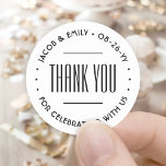 Chic Minimalistisk typografi Tack, svartvitt Runt Klistermärke<br><div class="desc">Lägg till en elegant vid bröllop tack vare att du har kort och party favors som kan ta emot med runda, anpassade klistermärken/kuvertförseglingar. Alla formuleringar i den här mallen är enkla att anpassa för en möhippa, årsdag, förnyelse eller annat tillfälle. Texten i en cirkel kan ändras till namn och adress...</div>