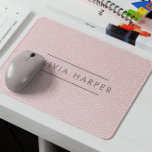 Chic | Minimalt läderutseende Musmatta<br><div class="desc">Elegant och minimalt musmattor eller feminininföretag, butiker eller annat företag har ett läderutseende struktur med raffinerad typografi i trendig av koppar färg. Ett sofistikerat och snyggt tillbehör som gör din arbetsyta lite elegant. Observera att läder är en tryckt effekt. Överraska någon speciell med den här snyggten och personligens musknapp. E-post...</div>