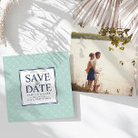 Chic | Mint and Navy Save Date Spara Datumet<br><div class="desc">Meddela bröllop i elegant stil med vår Chic Dots att spara datumkorten i klassisk marin och mjuk mint-grönt. Unika fyrkantiga kort har information om bröllop (namn, datum och plats) som visas i mitten på en vit kvadrat med "spara datumet" i en blandning av marint blått block och kalligrafi-skript. En bakgrund...</div>