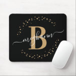Chic Modern Girly Black Guld Namn-skript, Monogram Musmatta<br><div class="desc">Grått, modernt, elegant, trendig, svart och guld monogram första namn-manuset anpassningsbar personlig monogrammed mousserande. Med ett inledande mongram och ett giftigt namn-skript i ett handskrivet calligraphy-tecken byts svan-typsnitt ut och den prickade cirkeln ram runt ditt monogram. Perfekt feminin gåva till flickor, syster, mor, födelsedag, bröllop, möhippa, söt 16 födelsedagsfester, skönhetsalonägare,...</div>