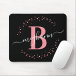 Chic Modern Girly Rosa Black Namn-skript, Monogram Musmatta<br><div class="desc">Girly, modern, elegant, trendig, rosa och svart, , , ursprunglig namn-manusskript anpassningsbar personlig monogrammad mousserande. Med ett inledande mongram och ett giftigt namn-skript i ett handskrivet calligraphy-tecken byts svan-typsnitt ut och den prickade cirkeln ram runt ditt monogram. Perfekt feminin gåva till flickor, syster, mor, födelsedag, bröllop, möhippa, söt 16 födelsedagsfester,...</div>